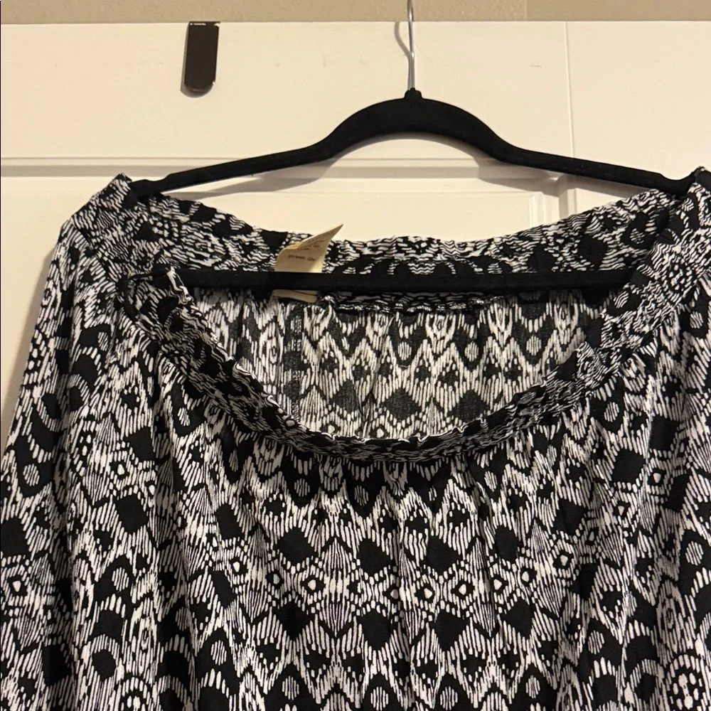 Elegant Black and White Patterned Skirt - Picture 3 of 5